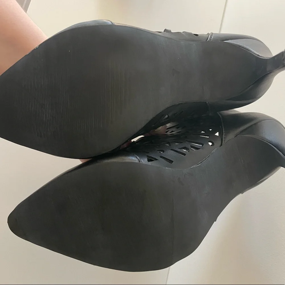 Novo stiletto booties with laser cut detail. Size 7 - Picture 6 of 8